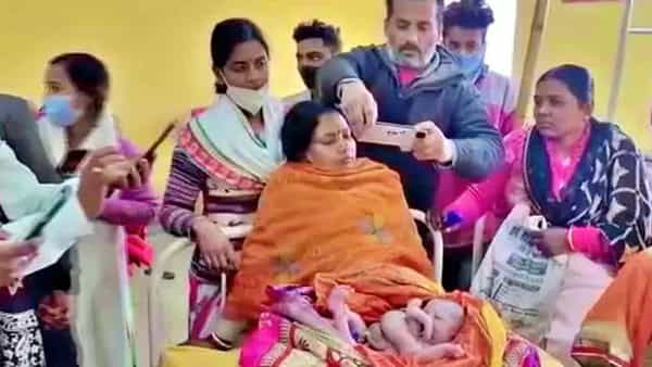 Bihar Woman: నాలుగు కాళ్ళు, నాలుగు చేతులతో వింత శిశువు జననం.. వైద్యుల నిర్లక్ష్యం అంటున్న ఫ్యామిలీ.. చూసేందుకు ఎగబడుతున్న జనం..