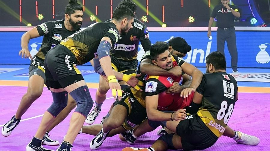 ఈ మ్యాచ్‌లో ముంబై జట్టుకు చెందిన రైడర్ వి అజిత్ అత్యధికంగా తొమ్మిది పాయింట్లు సాధించాడు. యూపీ జట్టులో రైడర్ సురేంద్ర గిల్ ఎనిమిది పాయింట్లు సాధించాడు. మొదటి అర్ధభాగంలో యూ ముంబా 16-13 ఆధిక్యంలో ఉంది. కానీ, రెండవ అర్ధభాగంలో యూపీ యోధా తొమ్మిది ట్యాకిల్ పాయింట్లతో సహా 15 పాయింట్లు సాధించి మ్యాచ్‌ను సమంగా ముగించింది. ఈ అర్ధభాగంలో ముంబై జట్టు కేవలం 12 పాయింట్లు మాత్రమే సాధించగలిగింది.