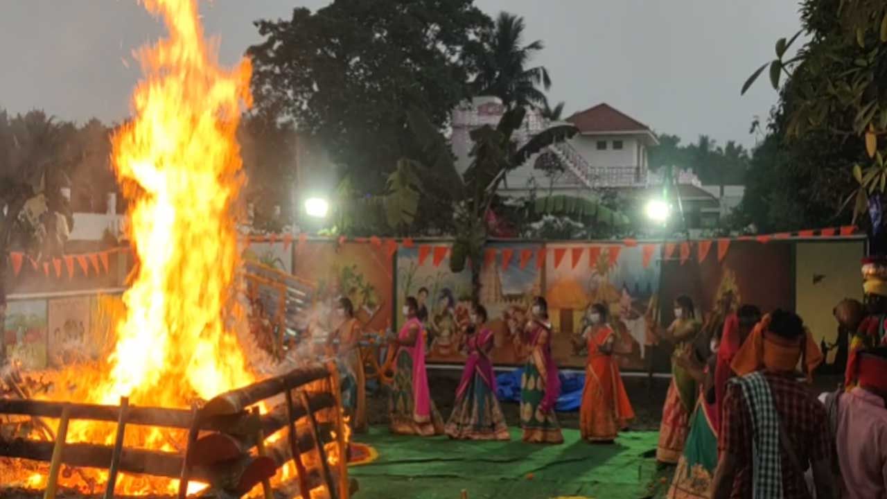 Sankranti 2022: Humanity to be liberated from Corona .. Innovative Bhogi  Celebrations in Amalapuram | Sankranti 2022: bhogi celebration in  amalapuram east godavari district | pipanews.com