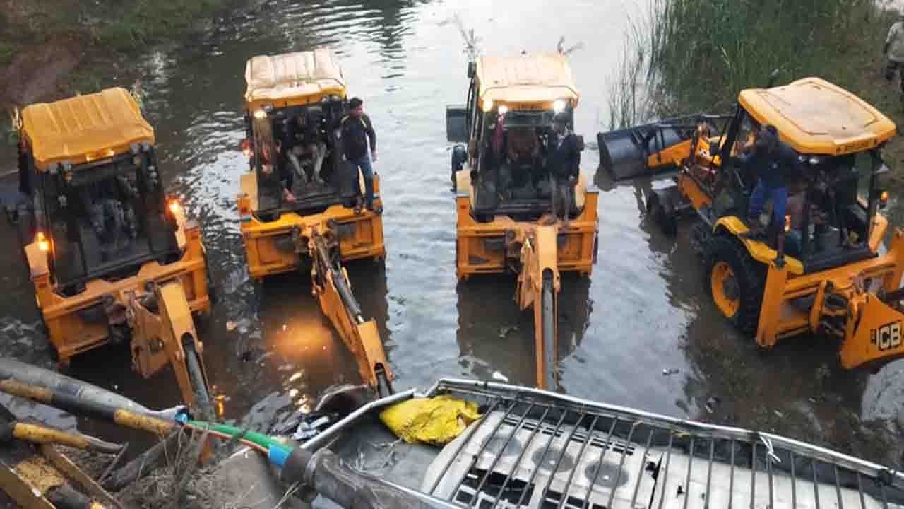 Bus Accident: మధ్యప్రదేశ్‌లో ఘోర ప్రమాదం.. నదిలో పడ్డ బస్సు.. ముగ్గురు మృతి, 28మందికి గాయాలు