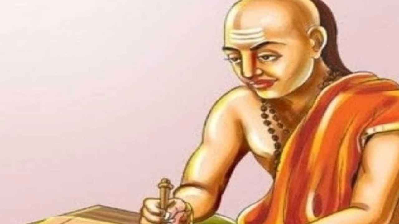 Chanakya Niti: ఒక వ్యక్తి ఈ ఐదు అలవాట్లు ఉంటే డబ్బుల కోసం ఇబ్బంది పడతాడు.. ఈ అలవాట్లను వదిలేయమంటున్న చాణక్య..