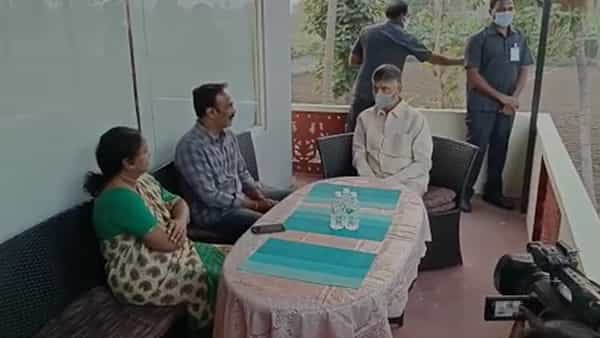 Chandrababu: వంగవీటి రాధా ఇంటికి వెళ్లిన చంద్రబాబు.. కీలక కామెంట్స్
