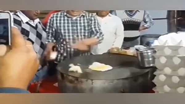 Shocking Video: ఆమ్లెట్ వేస్తుండగా గుడ్డులోంచి కోడిపిల్ల బయటికొచ్చింది..