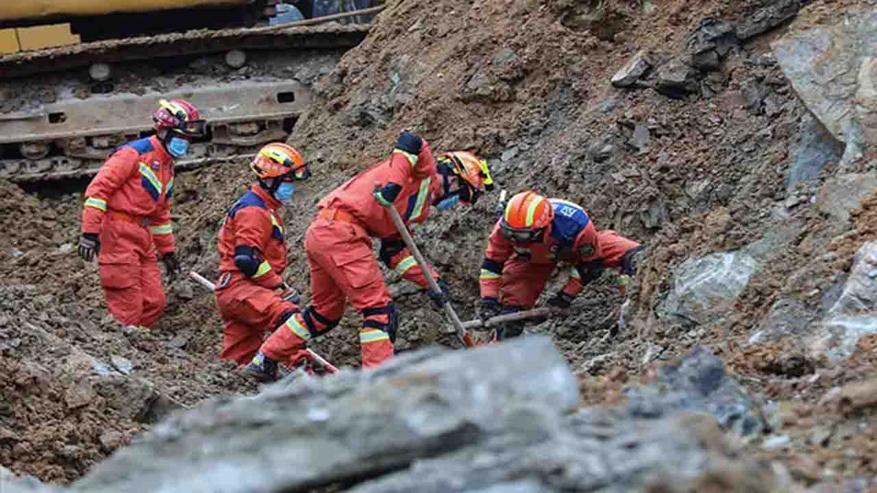China Landslides: చైనాలో విరిగిపడ్డ కొండచరియలు.. 14 మంది మృత్యువాత, మరో ముగ్గురు సీరియస్!