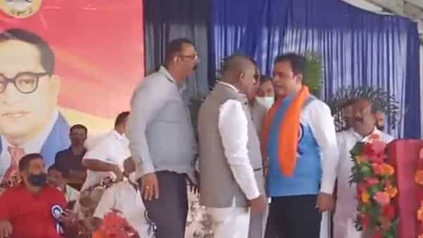 Political Clashes: సాక్షాత్తు సీఎం పాల్గొన్న సభ అది.. క్షణాల్లో ఆగమాగం.. కొట్టుకునేంత పని చేశారు..!