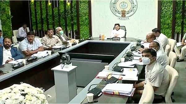 AP Corona: కరోనా కట్టడిపై సీఎం జగన్ సమీక్ష.. అధికారులకు పలు సూచనలు..