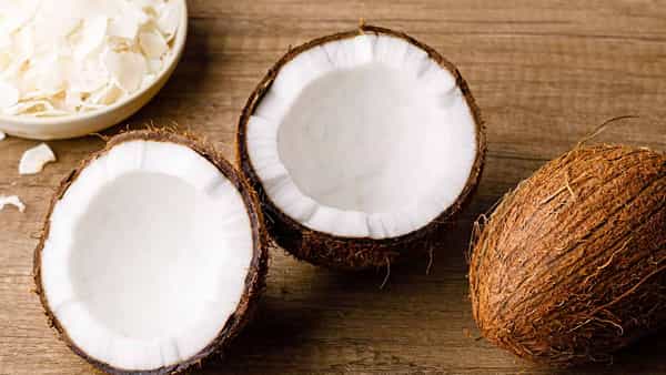 Coconut Benefits: రాత్రి నిద్రపోయే ముందు పచ్చి కొబ్బరి తింటే ఎన్నో ప్రయోజనాలు.. మీరు తెలుసుకోండి..