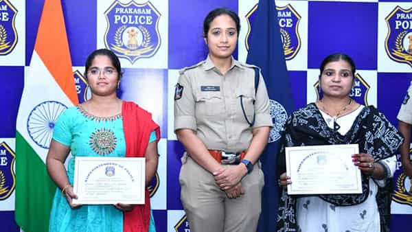 Police Humanity: శభాష్ మహిళా పోలీస్.. నిండు ప్రాణానికి రక్షగా..