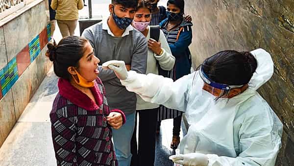 India Corona cases: డేంజర్ బెల్స్.. భారత్లో అనూహ్యంగా పెరిగిన కరోనా కేసులు