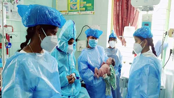 Coronavirus: కరోనా పేషెంట్కు పురుడు పోసిన డాక్టర్లు.. ప్రభుత్వ వైద్యులపై ప్రశంసల వర్షం కురిపించిన మంత్రులు హరీష్, కేటిఆర్