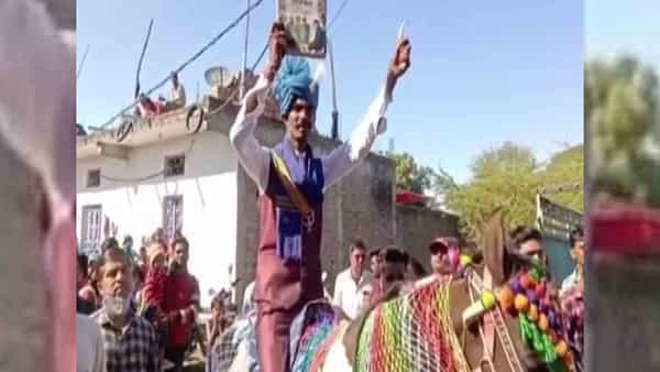 Wedding: గూండాల బెదిరింపులు.. 100 మంది పోలీసుల పహారాలో దళితుడి పెళ్లి ఊరేగింపు.. అసలేమైందంటే..?