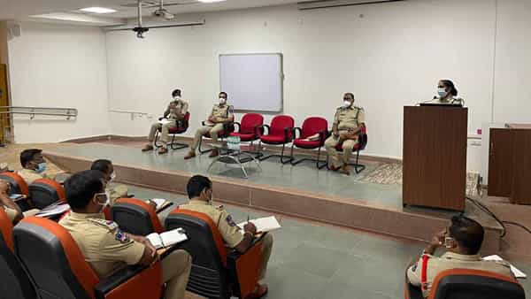 Hyderabad: ‘నగరాన్ని డ్రగ్ ఫ్రీ జోన్గా మారుద్దాం’.. ఇన్స్పెక్టర్లు, ఎస్ఐలకు మాదాపూర్ డీసీపీ సూచన.