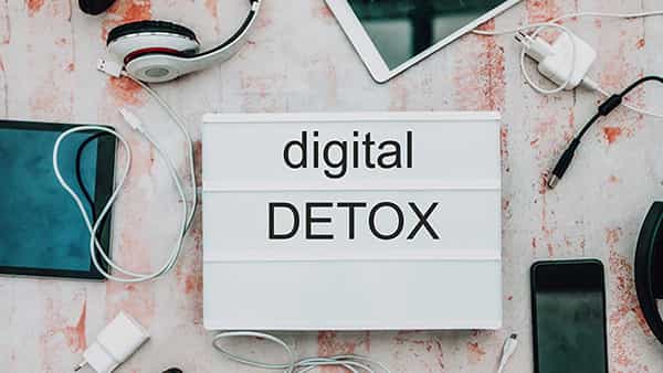 Digital Detox: డిజిటల్ డిటాక్స్ అంటే ఏమిటో తెలుసా? కొత్త సంవత్సరంలో ఇలా చేయండి.. మీ మానసిక ఆరోగ్యాన్ని చక్కగా ఉంచుకోండి!