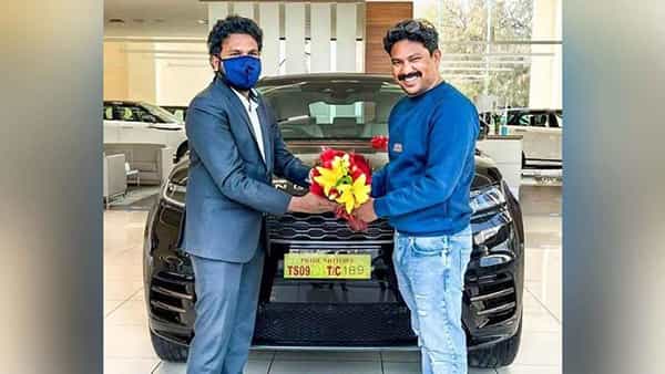 Khiladi: హిట్పై బీభత్సమైన కాన్ఫిడెన్స్.. సినిమా విడుదలకు ముందే డైరెక్టర్కు కోటి రూపాయల కారు గిఫ్ట్