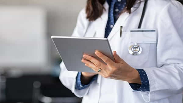 Doctors White Coats: వైద్యులు వైట్ కలర్ కోట్ ఎందుకు ధరిస్తారు.. దాని వెనుక ఉన్న సైన్స్ ఏమిటి..? పూర్తి వివరాలు