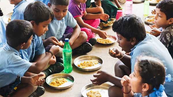 Child Care: మీ పిల్లలు ఏం తింటున్నారో తెలుసా..? వారికి ఎలాంటి ఆహారం పెట్టాలంటే..!