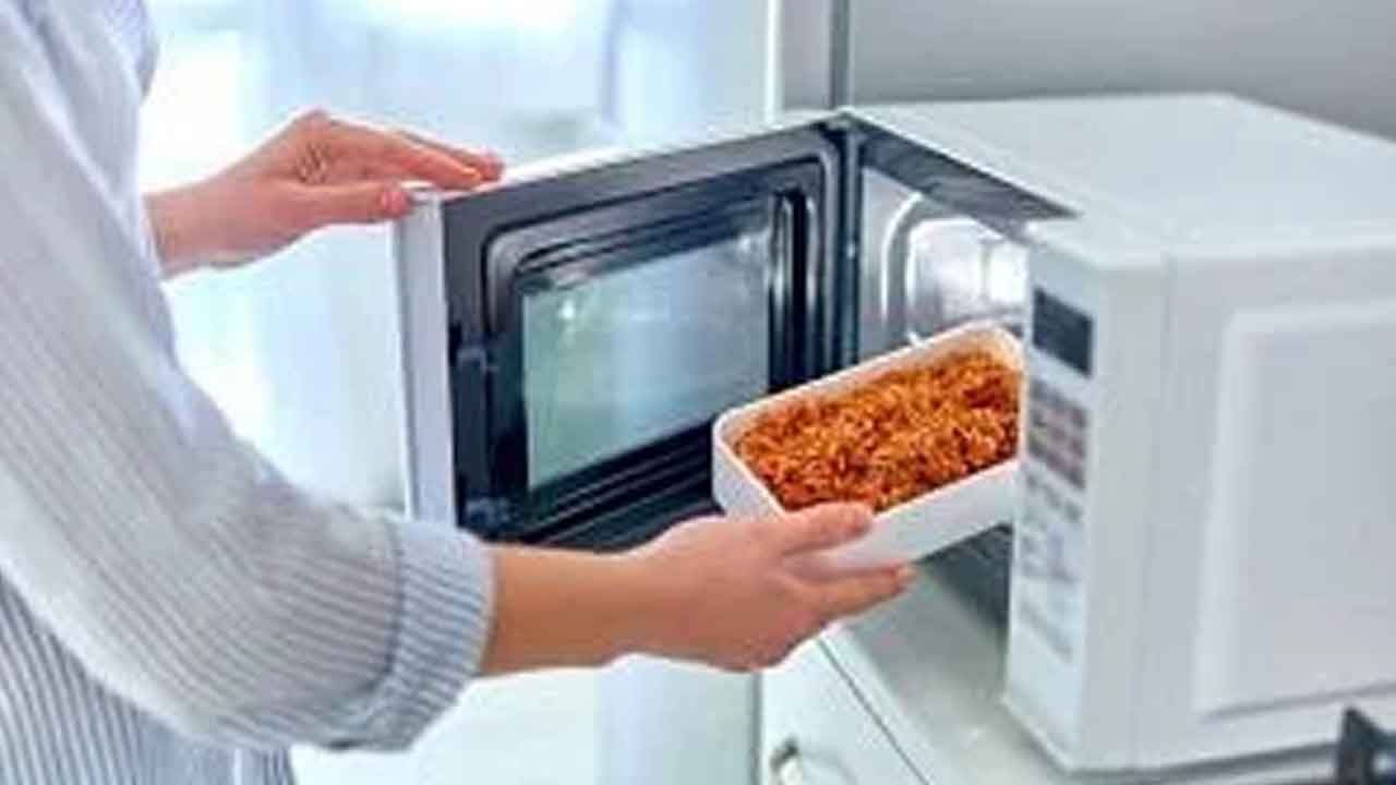 Microwave: మైక్రోవేవ్‌లో ఆహారం వేడి చేస్తున్నారా.. అయితే ఇది తెలుసుకోండి..
