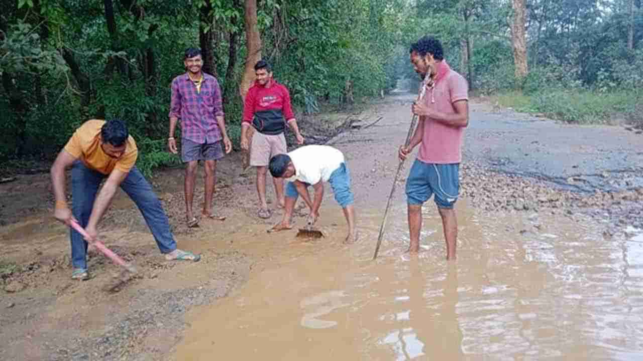 Telangana News: పదిమంది కలిస్తే పండగే.. ఈ యువకులు నిరూపించారు..!