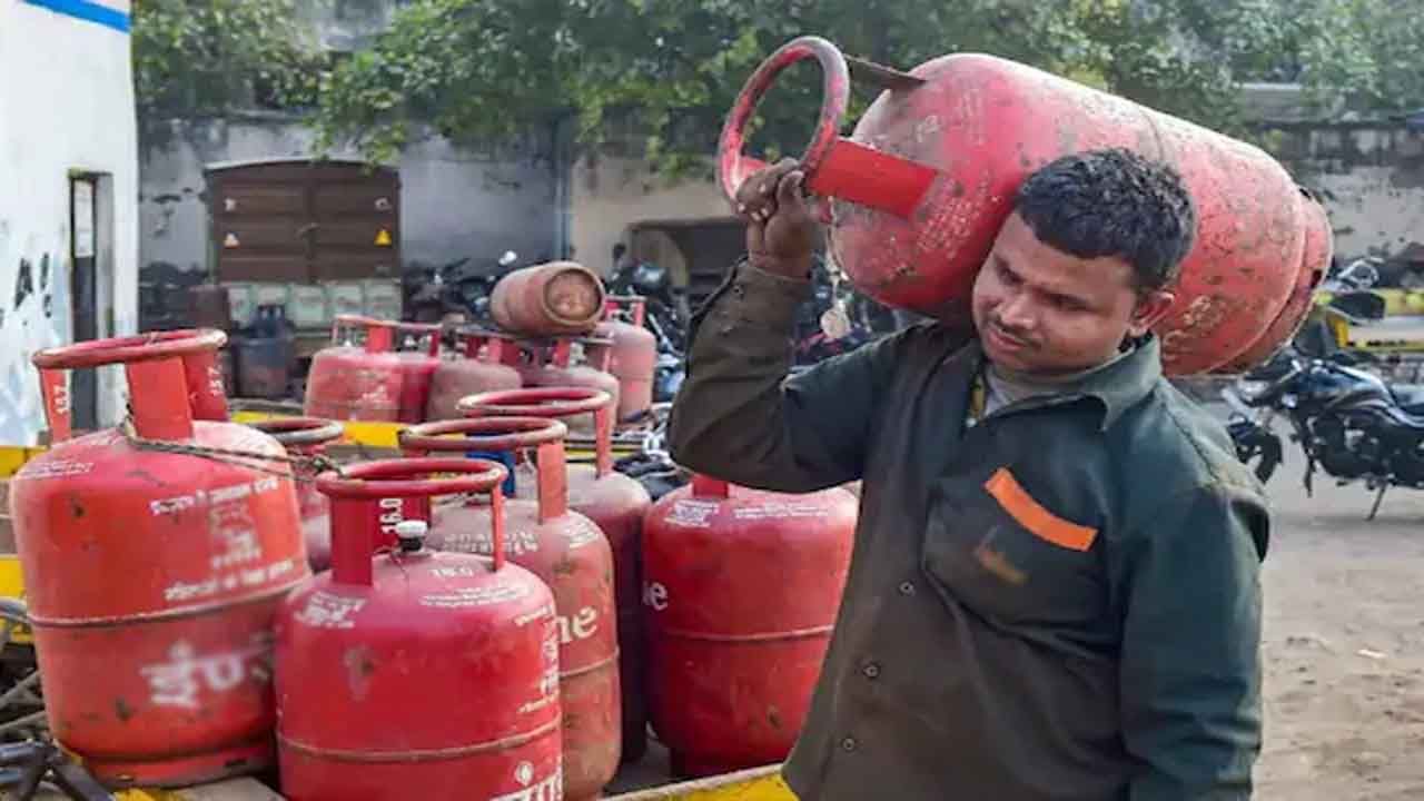 LPG Gas Cylinder: కొత్త సంవత్సరంలో గ్యాస్‌ వినియోగదారులకు గుడ్‌న్యూస్‌.. తగ్గిన గ్యాస్‌ సిలిండర్‌ ధర