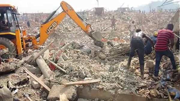 Ghana Blast: బంగారు గని కోసం పేలుడు పదార్ధాలను తీసుకెళ్తున్న ట్రక్.. మోటార్ సైకిల్ ఢీ.. భారీ పేలుడు 17 మంది మృతి..