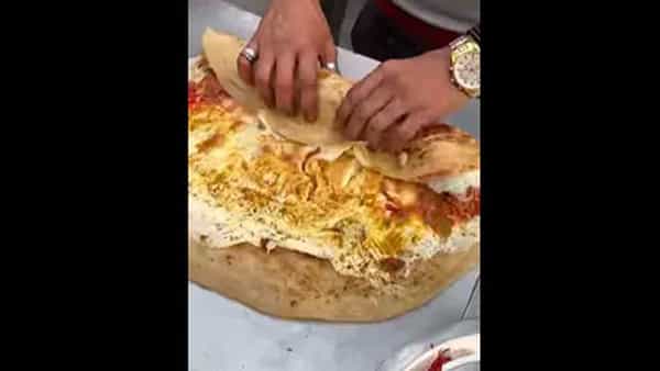 Giant Egg Roll: స్ట్రీట్ ఫుడ్ లవర్స్ ని ఆకర్షిస్తున్న భారీ ఎగ్ రోల్.. ముఫై గుడ్లతో తయారీ.. వీడియో వైరల్..