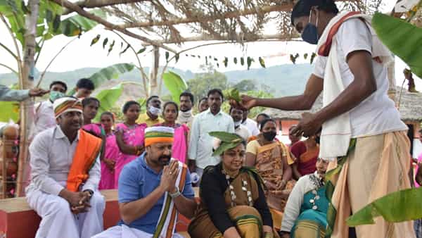 Visakha - Grama Darshini: మళ్లీ పెళ్లి పీఠలెక్కి మురిసిపోయిన ఐఏఎస్ అధికారి.. మీరు కూడా అంటూ...