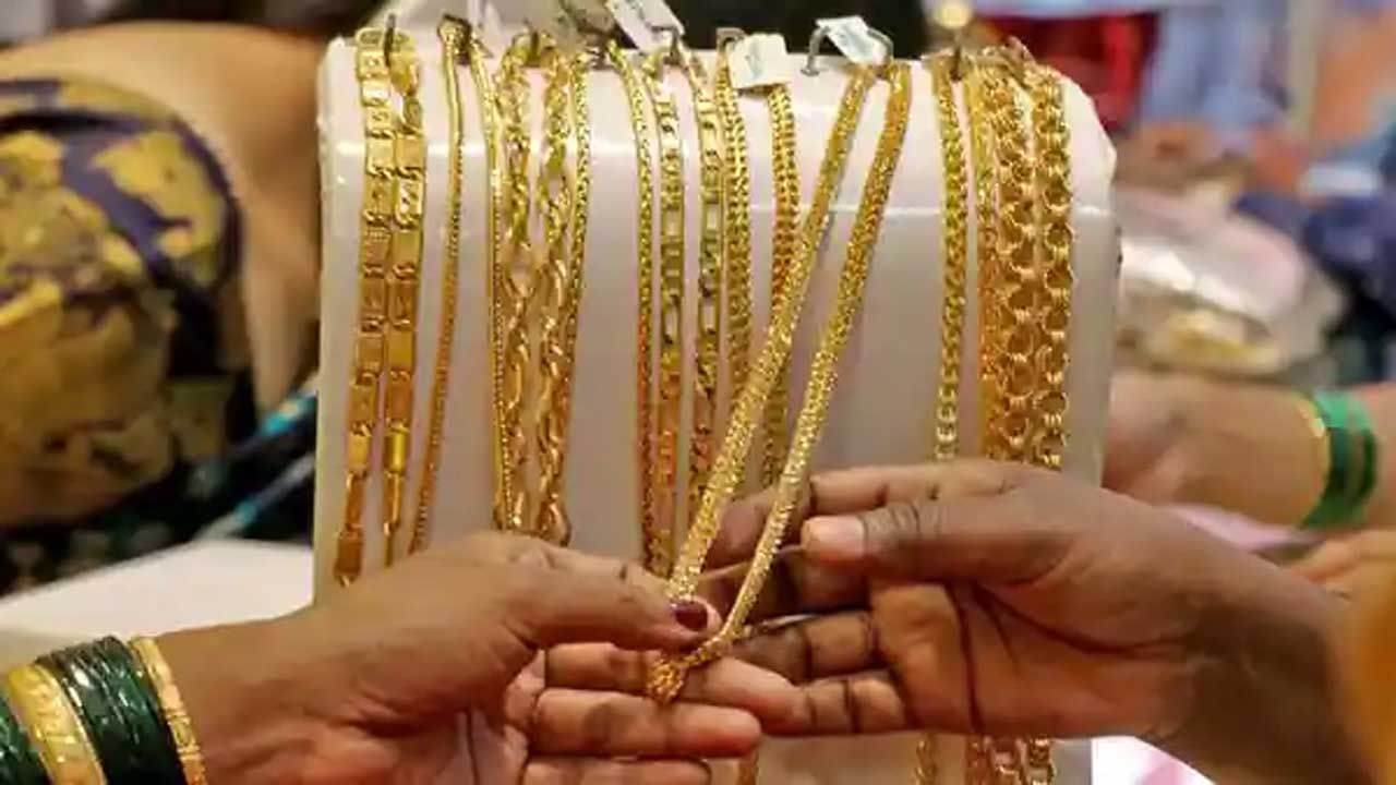 Gold Price Today: బంగారం కొనుగోలుదారులకు శుభవార్త.. తగ్గిన పసిడి ధరలు..!