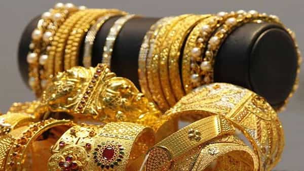 Gold Price Today: పసిడి కొనుగోలుదారులకు గుడ్న్యూస్.. భారీగా తగ్గిన బంగారం ధర.. తెలుగు రాష్ట్రాల్లో మాత్రం..