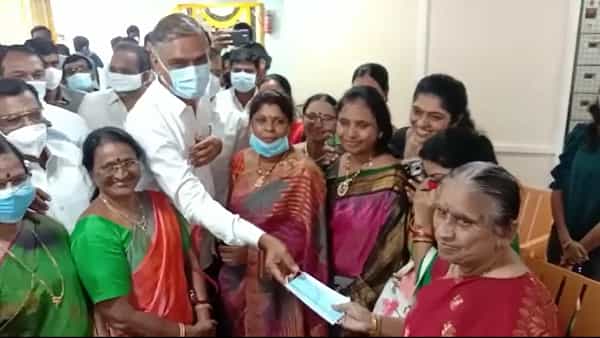 Harish Rao: అమ్మా.. మాస్క్ మస్ట్.. ఇదిగో తీసుకో.. అలక్ష్యం వద్దన్న మంత్రి హరీష్ రావు..