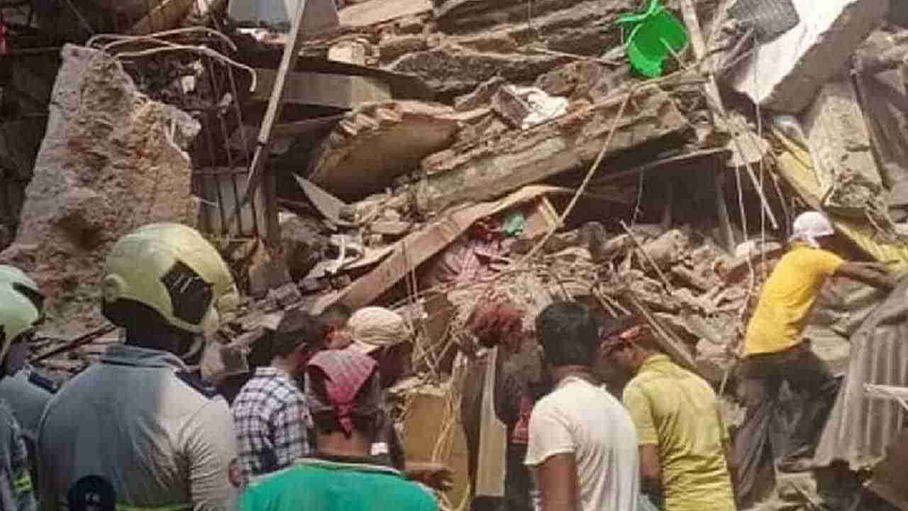 House Collapsed: తీవ్ర విషాదం.. గాఢనిద్రలో ఉండగా కుప్పకూలిన భవనం.. ఇద్దరు మృతి