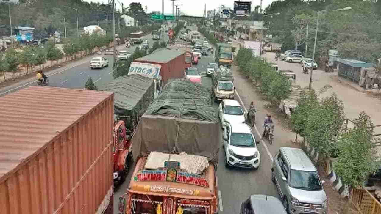 Sankranti Festival: పల్లెబాట పడుతున్న నగర వాసులు.. హైదరాబాద్-విజయవాడ హైపై బారులుతీరిన వాహనాలు