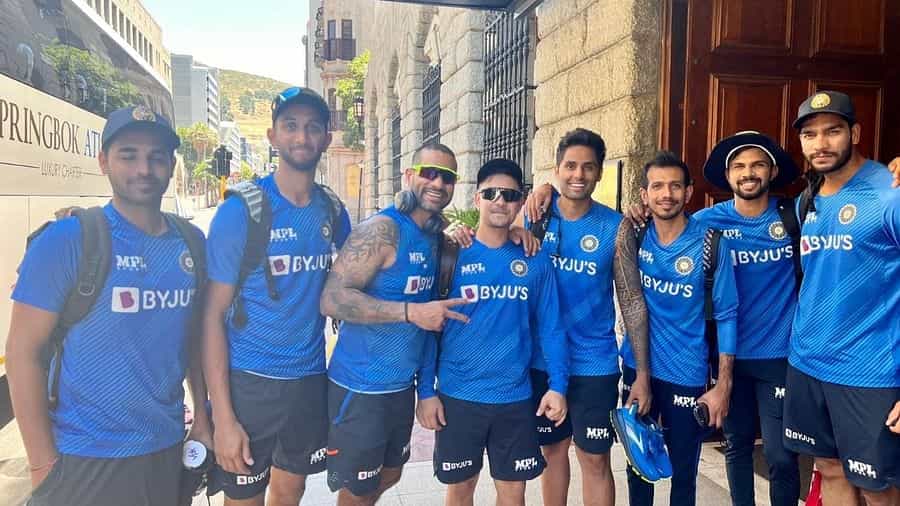 దక్షిణాఫ్రికాపై శిఖర్ ధావన్ వన్డే ఫార్మాట్‌లో 798 పరుగులు సాధించాడు. గబ్బర్ 800 మార్క్‌కు కేవలం రెండు పరుగుల దూరంలో ఉన్నాడు. జనవరి 19న జరిగే తొలి వన్డేలో ఈ స్థానాన్ని సులువుగా సాధించవచ్చని అంచనా వేస్తున్నారు.