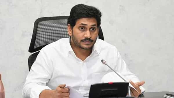 CM Jagan on PRC Protest : ఏపీ ఉద్యోగుల ఆందోళనపై సీఎం సంచలన వ్యాఖ్యలు.. ‘ఎదుట ఎర్రజెండా.. వెనుక పచ్చజెండా’ అన్న వైఎస్ జగన్