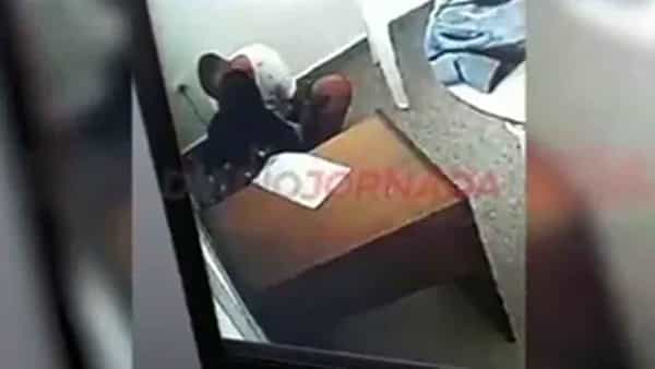 Viral Video: నేరస్తుడితో ప్రేమలో పడిన మహిళా జడ్జ్.. జైల్లోనే లిప్ లాక్.. వీడియో వైరల్