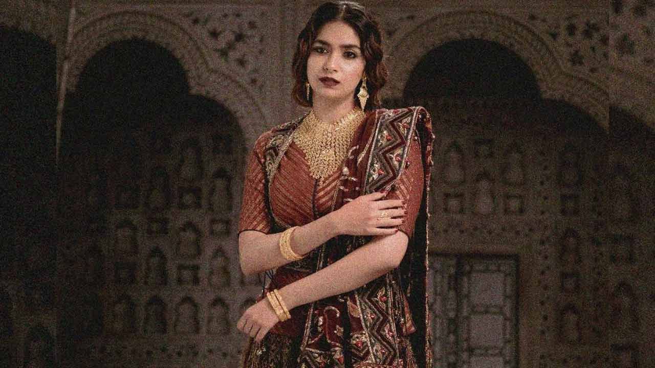 అందాల భామ కీర్తిసురేష్ ప్రస్తుతం తెలుగు తమిళ్ భాషలతో ఫుల్ బిజీగా ఉంది. కీర్తిసురేష్ ఫ్యామిలీ కూడా సినిమాల్లో ఉన్న విషయం తెలిసిందే.