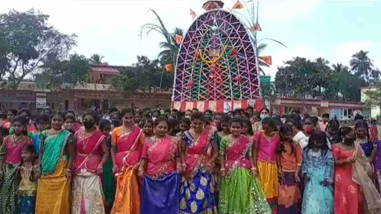 Konaseema Sankranti: కోనసీమలో ముందే వచ్చిన సంక్రాంతి.. సంప్రదాయం దుస్తుల్లో.. ప్రభల ఊరేగింపులో స్టూడెంట్స్...