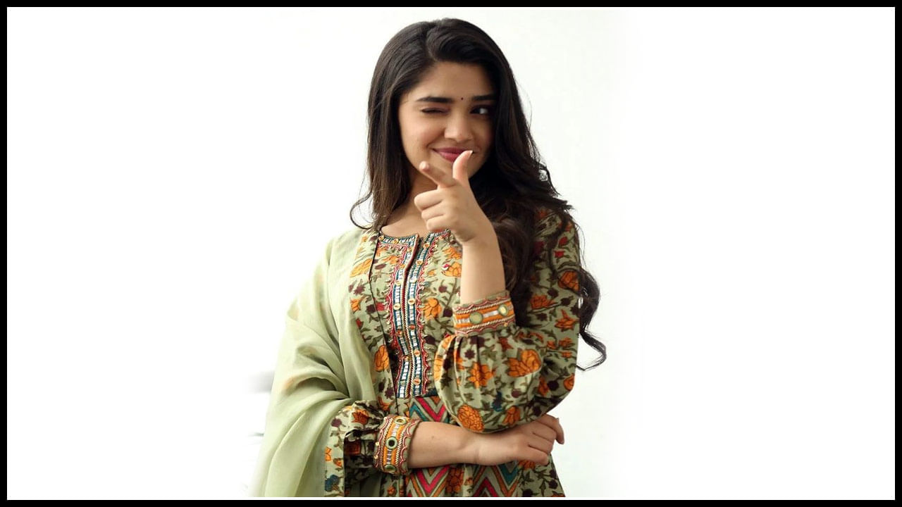 కుర్రకారును ఆకట్టుకుంటున్న కృతిశెట్టి ఫొటోస్ 