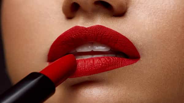 Lipstick Side Effects: లిప్స్టిక్ ఎక్కువగా వాడుతున్నారా.. అయితే మీరు ప్రమాదంలో పడినట్లే..
