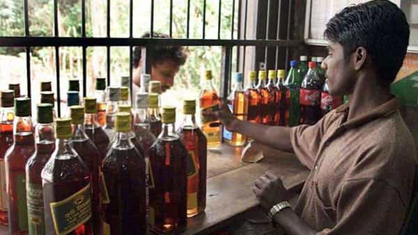 Liquor Shop: కొత్త మద్యం పాలసీ.. పెరగనున్న లిక్కర్ షాపుల లైసెన్స్ ఫీజు.. తగ్గనున్న మద్యం ధరలు..!
