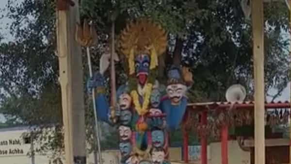 Nalgonda District: నల్గొండ జిల్లాలో షాకింగ్ సీన్.. గుడి ముందు పోతురాజు విగ్రహం కాళ్ల వద్ద మనిషి తల