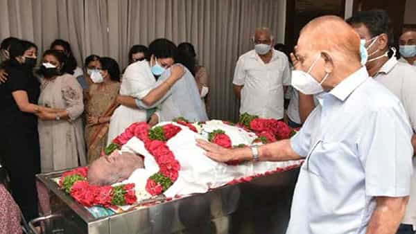 Ramesh Babu: రమేష్ బాబు అంత్యక్రియలు పూర్తి.. మహేష్ బాబు లేని లోటును తీర్చిన నమ్రత..