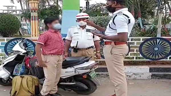Viral Video: 14 ఏళ్లు లేకపోయినా స్కూటీ నడుపుతూ చిక్కిన కుర్రాడు.. బడ్డోడి సమాధానంతో ట్రాఫిక్ పోలీసుల షాక్!