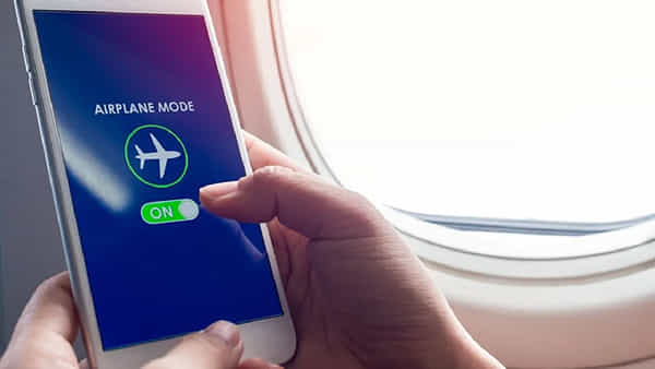 Mobile Airplane Mode: విమాన ప్రయాణంలో ఫోన్లను స్విచ్ఆఫ్, ఫ్లైట్ మోడ్లో ఎందుకు పెడతారు..? కారణాలు ఏమిటి..?