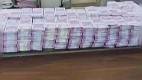 Mumbai Fake Notes: ముంబైలో పట్టుబడిన నోట్ల కట్టల గుట్టలు.. అన్నీ ఫేక్ నోట్స్..