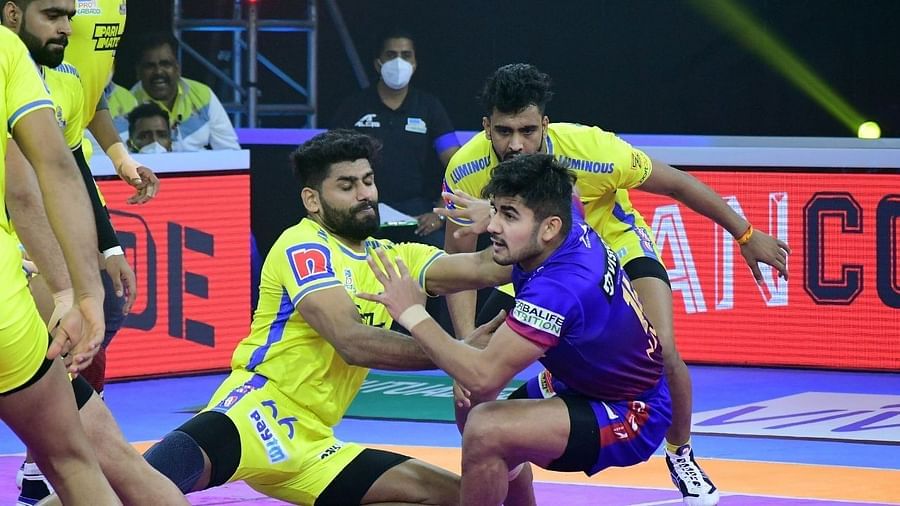 రోజు చివరి మ్యాచ్‌లో ఢిల్లీ జట్టు తమిళ్ తలైవాస్‌పై ఆధిపత్యం ప్రదర్శించింది. అతను హాఫ్ టైమ్ వరకు 16-14తో ఆధిక్యంలో ఉన్నాడు. కానీ, సగం సమయం తర్వాత తలైవాస్ ఢిల్లీకి చెందిన ముఖ్యమైన రైడర్ నవీన్ కుమార్‌ను తటస్థీకరించి మ్యాచ్‌ని టై చేయడానికి తిరిగి వచ్చాడు.