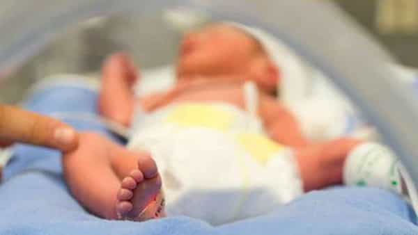 Viral: శిశువు చనిపోయిందని ప్రకటించిన వైద్యులు.. శ్మశానంలో పూడ్చిపెడుతుండుగా జరిగిన అద్భుతం