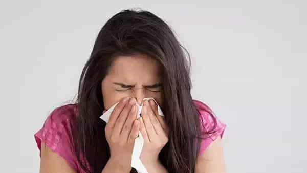 Omicron vs Normal Cold: సాధారణ జలుబు, ఒమిక్రాన్ మధ్య తేడా ఇదే.. లక్షణాలను గుర్తించండి ఇలా