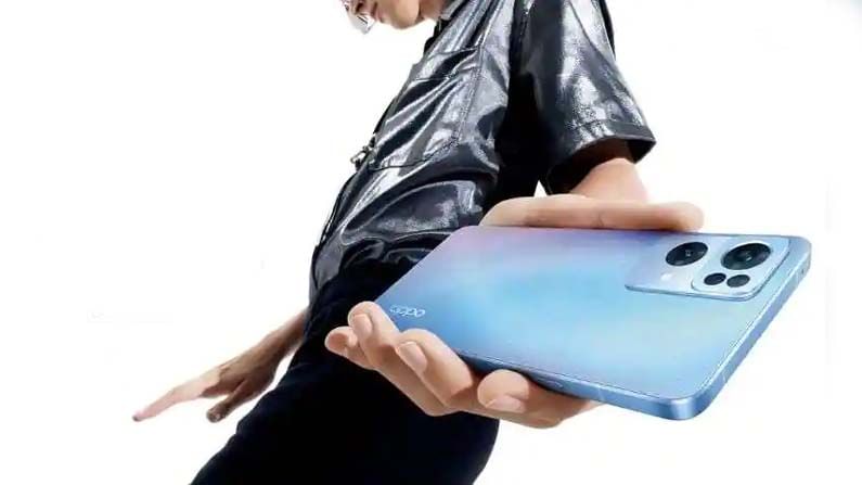 Oppo Reno 7 5G: చైనా మొబైల్ మేకర్ ఒప్పో సరికొత్త 5జీ ఫోన్లను భారత మార్కెట్‌లో విడుదల చేసేందుకు సిద్ధమైంది. ఒప్పో రెనో 7 సిరీస్‌లో భాగంగా వనీలా ఒప్పో రెనో 7 5జీ, ఒప్పో రెనో 7 ప్రొ 5జీ, ఒప్పో రెనో 7ఎస్‌ఈ 5జీ ఫోన్లను అందుబాటులోకి తీసుకువచ్చింది మొబైల్ మేకర్.  గత సంవత్సరం వీటిని చైనాలో విడుదల చేసింది.