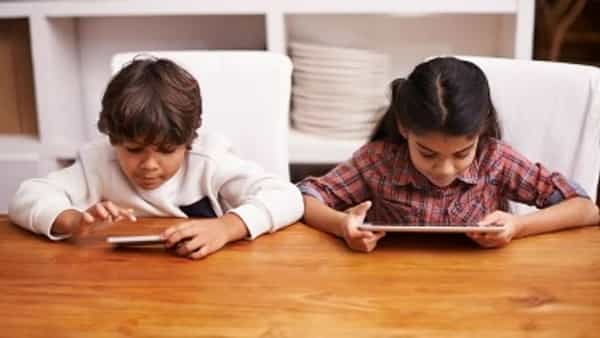 Parenting Tips: మీ చిన్నారులు స్మార్ట్ ఫోన్తోనే ఉంటున్నారా.. అయితే డేంజర్ జోన్లోనే ఉన్నట్టే.. మరిన్ని వివరాలు..
