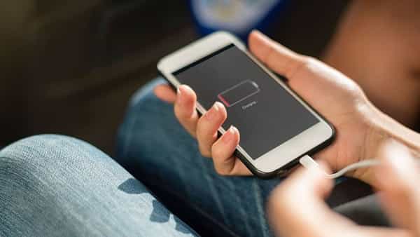 Smart Phone: మీ స్మార్ట్ ఫోన్ ఛార్జింగ్ ఆగడం లేదా.. అయితే మీరు ఈ తప్పులు చేస్తున్నారా..?